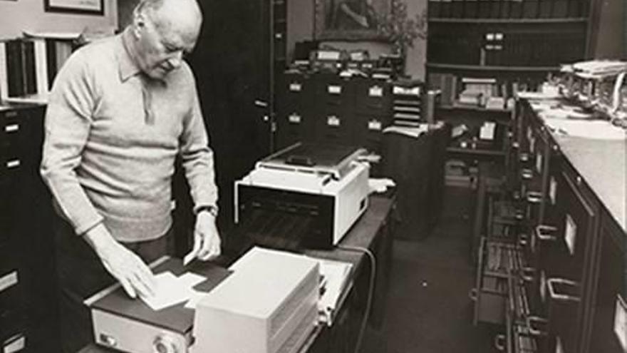 El president Tarradellas amb el seu arxiu.