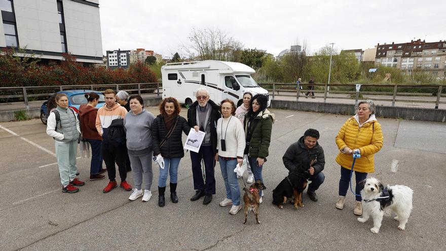 Un grupo de voluntarios junto a Günter antes del inicio de la batida para encontrar a la perra Molly.