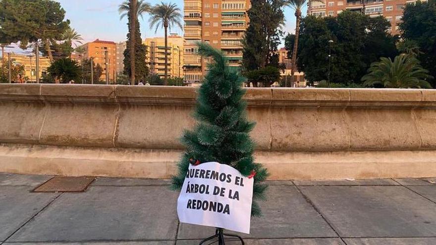 El árbol colocado esta mañana en la Plaza Circular