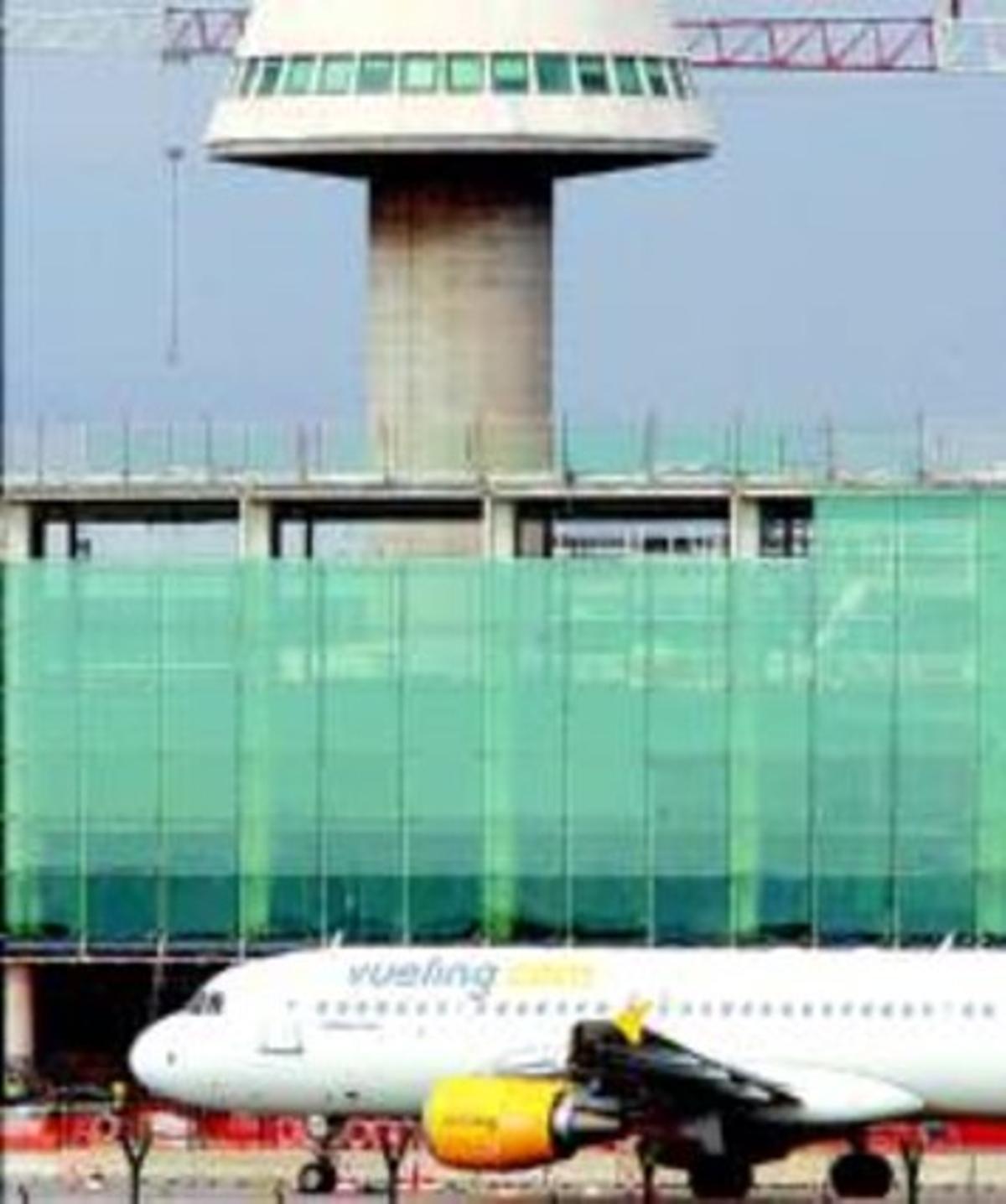Un avió de Vueling en una de les pistes del Prat. Un avió de Vueling en una de les pistes del Prat.