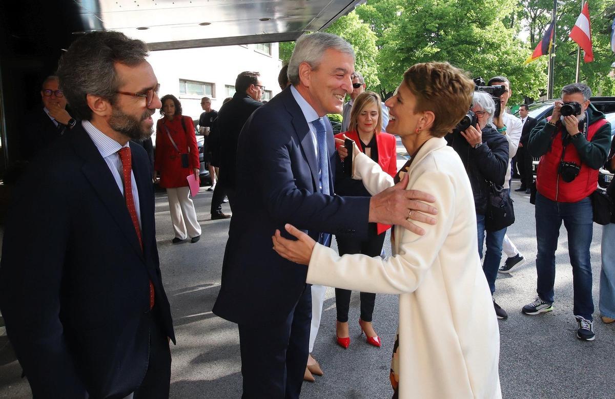 Desayuno informativo con Salvador Illa en Pamplona organizado por Diario de Noticias y EL PERIÓDICO. Iñaki Alzaga, presidente del Grupo Noticias, saluda a María Chivite, presidenta de Navarra, en presencia de Aitor Moll, consejero delegado de Prensa Ibérica.