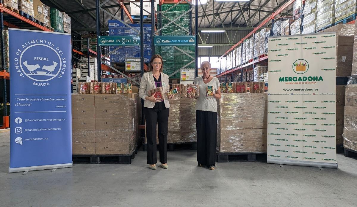 Foto entrega productos a Banco de Alimentos del Segura.