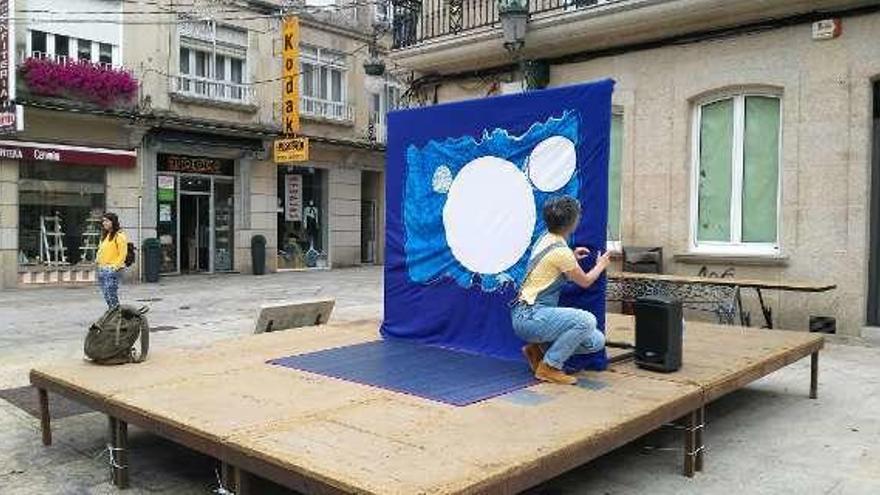 Preparación del escenario para el Festival de Títeres. // FdV