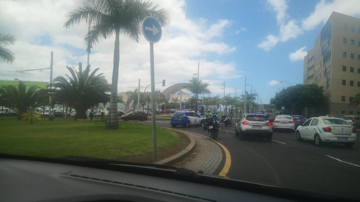 Accidente en la rotonda que linda con el Palacio de la Justicia de Santa Cruz de Tenerife.