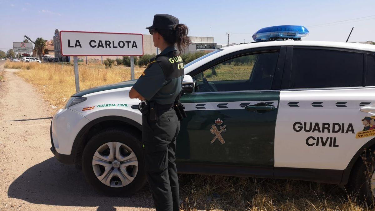 Una agente de la Guardia Civil en la Carlota.