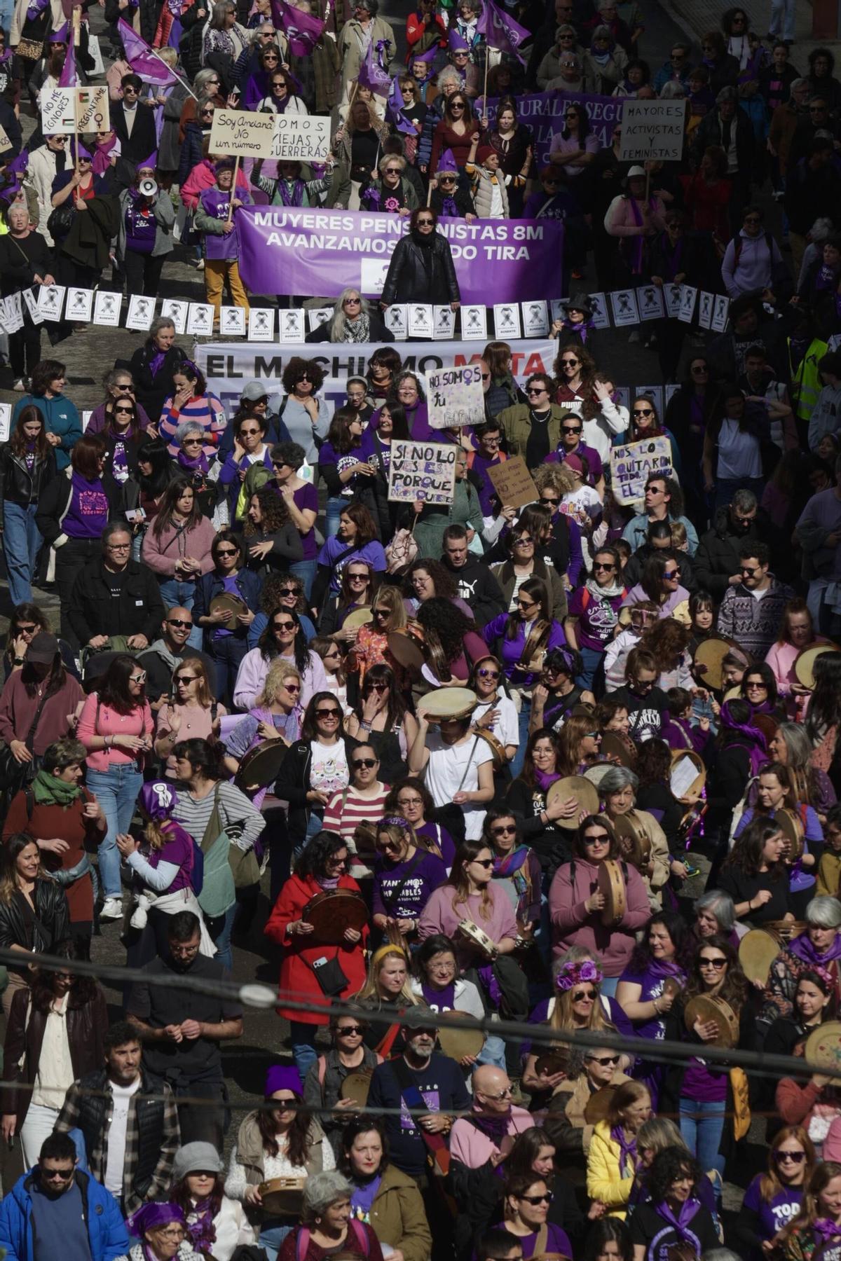 EN IMÁGENES: Un multitudinario y diverso 8M desborda las calles de Villaviciosa y celebra a la mujer rural