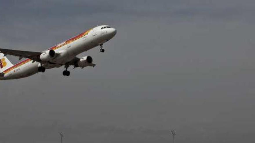 Un avión despegando de El Altet, en una imagen reciente.