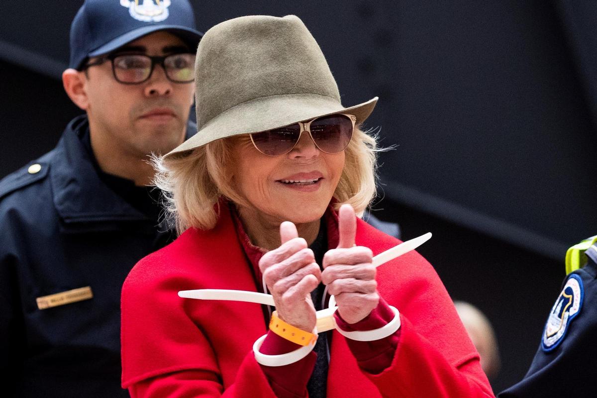 Jane Fonda en una de las manifestaciones por el clima frente a Capitolio