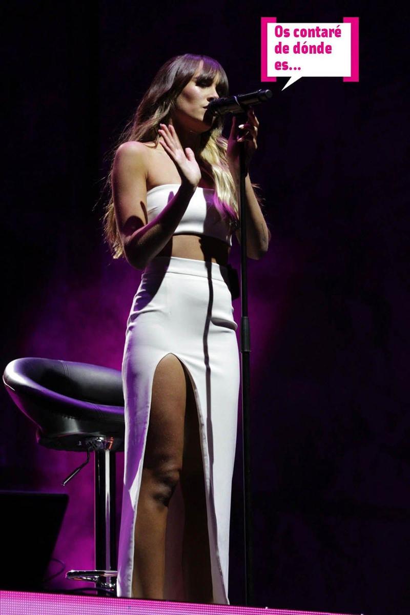 Aitana con look blanco en su concierto acústico