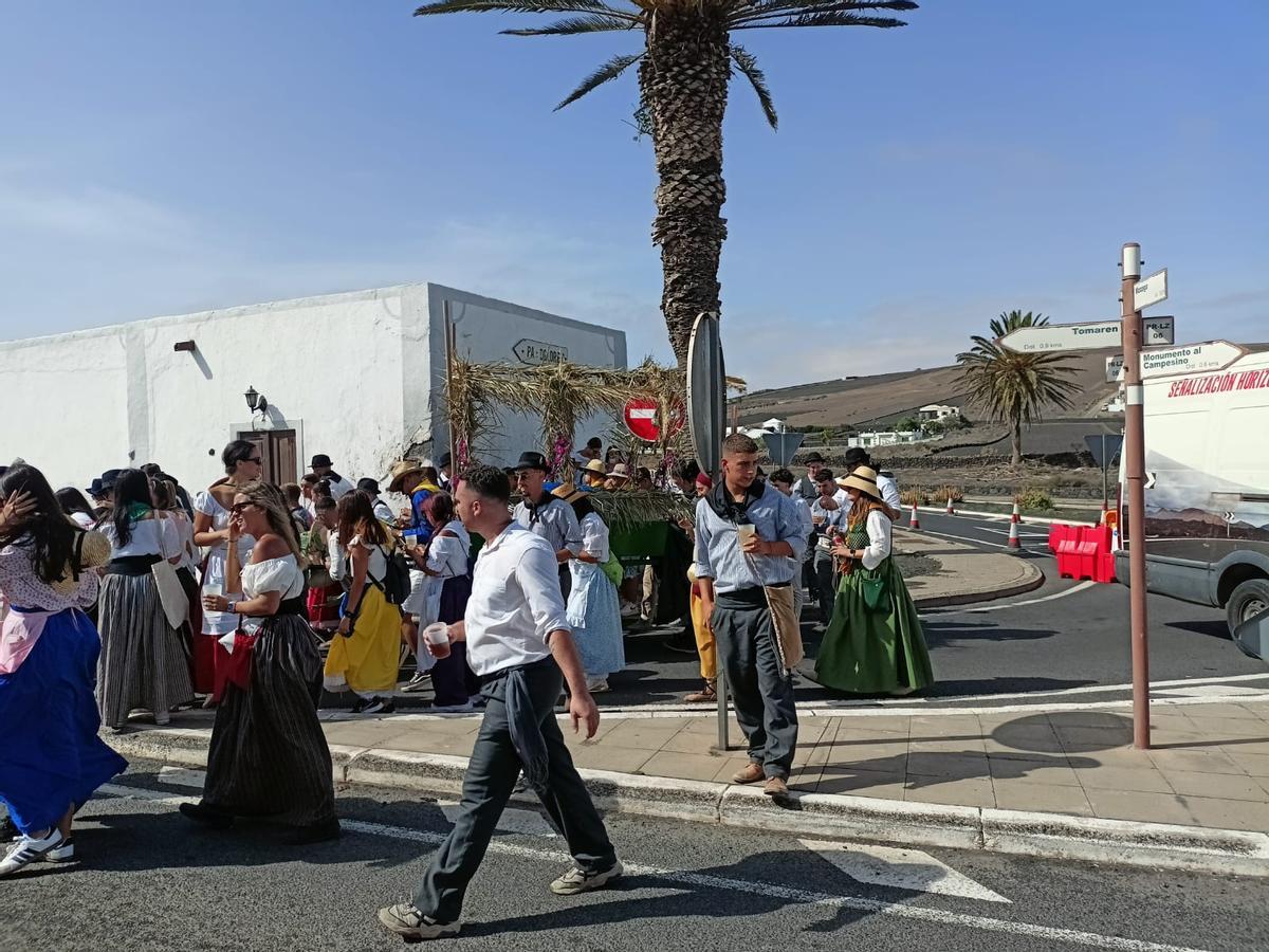 Los romeros pasan junto a la casa que está al inicio de la carretera de El Peñón, en dirección a Mancha Blanca, en una imagen de archivo