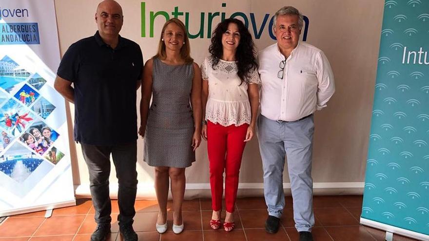 La consejera de Igualdad, Políticas Sociales y Conciliación, Rocío Ruiz, visita el Albergue Inturjoven de Marbella