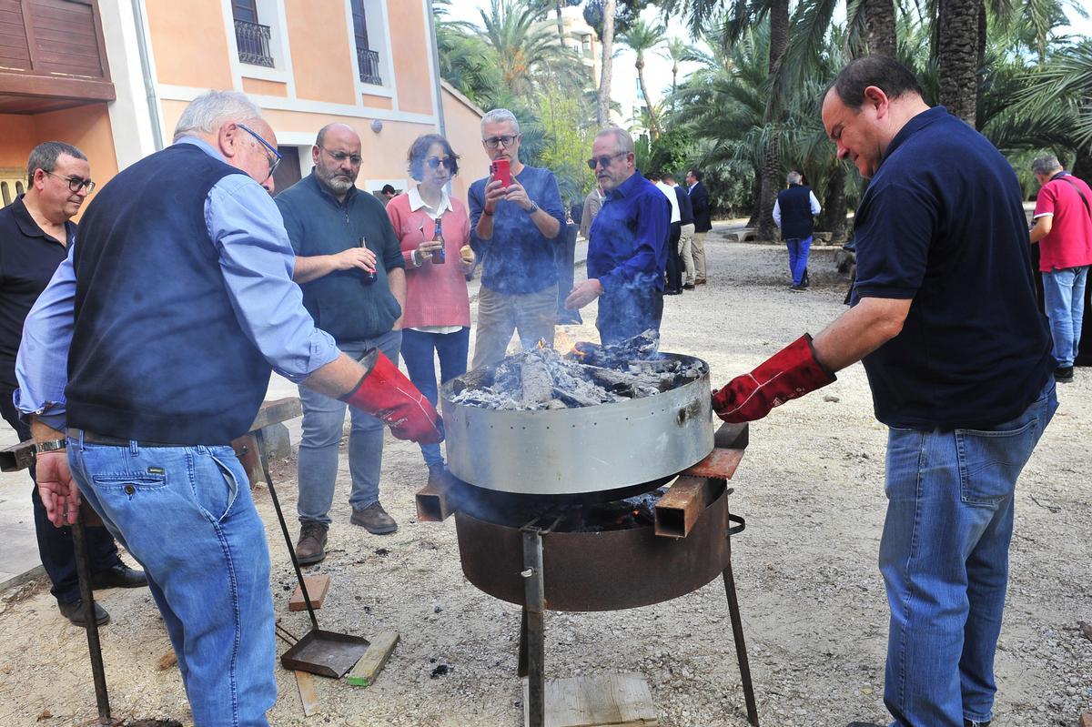 En Elche se utiliza la costrera para hacer su tradicional arroz con costra.