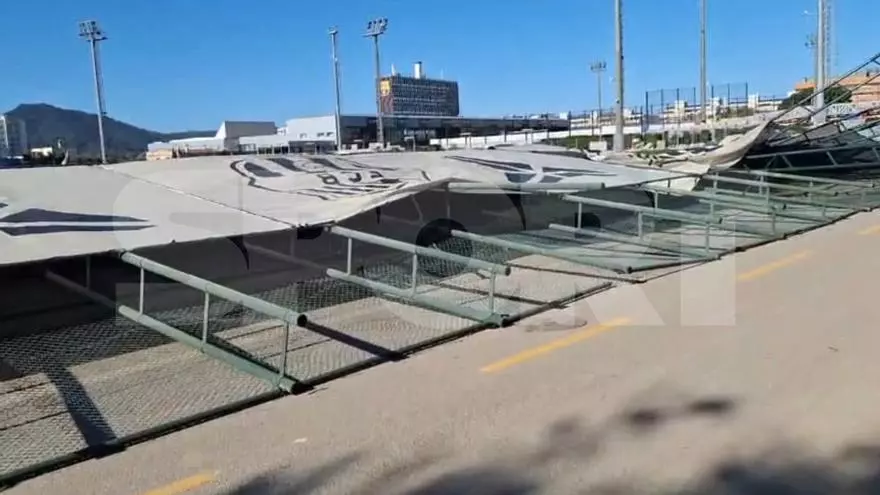 Un muro y parte de la valla perimetral que delimita las instalaciones de la Ciutat Esportiva del Barça han cedido