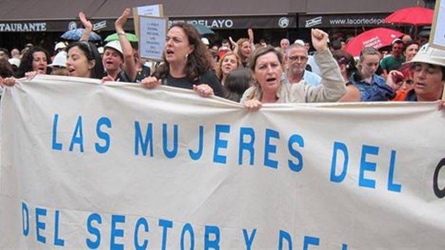 Las mujeres de los mineros se concentran frente a la Junta General del Principado de Asturias