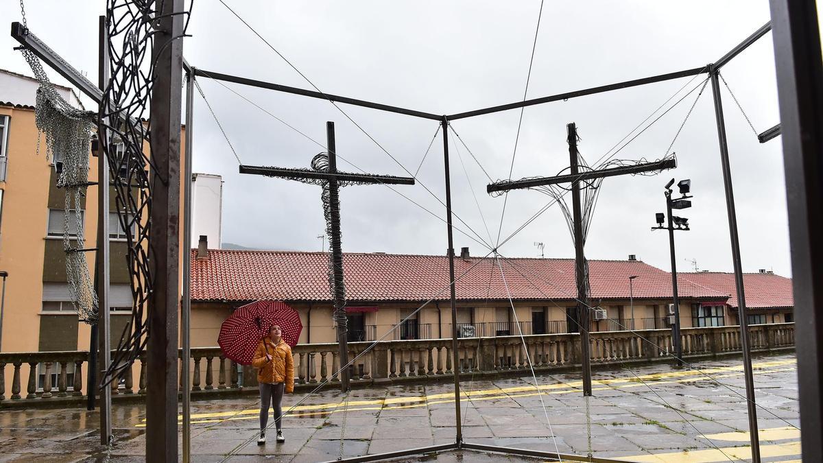 Exposición de crucifijos en el enlosado de la catedral de Plasencia.