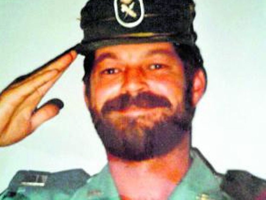 Un sonriente Diego saluda a la cámara en esta foto para la familia.