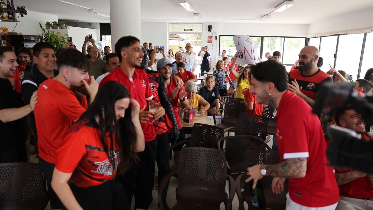 Jugadores del Sant Jordi celebran el emparejamiento ante Osasuna.