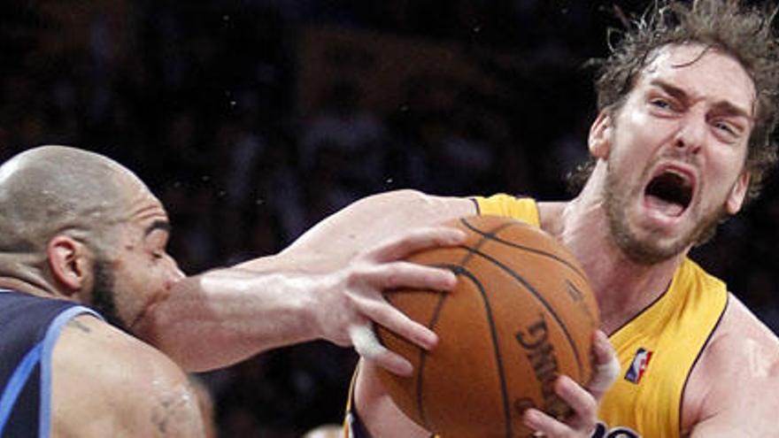 Pau Gasol trata de superar a Carlos Boozer