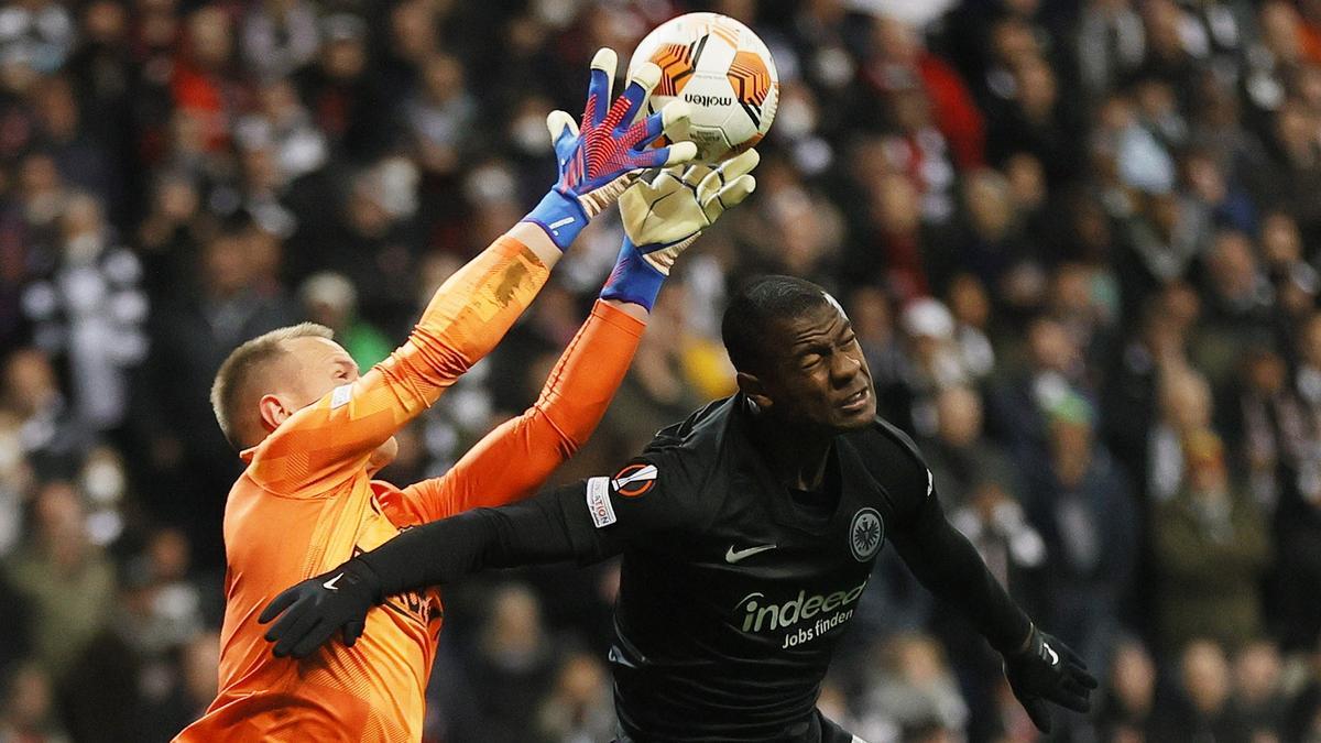 Ter Stegen atrapa el balón ante N'Dicka.