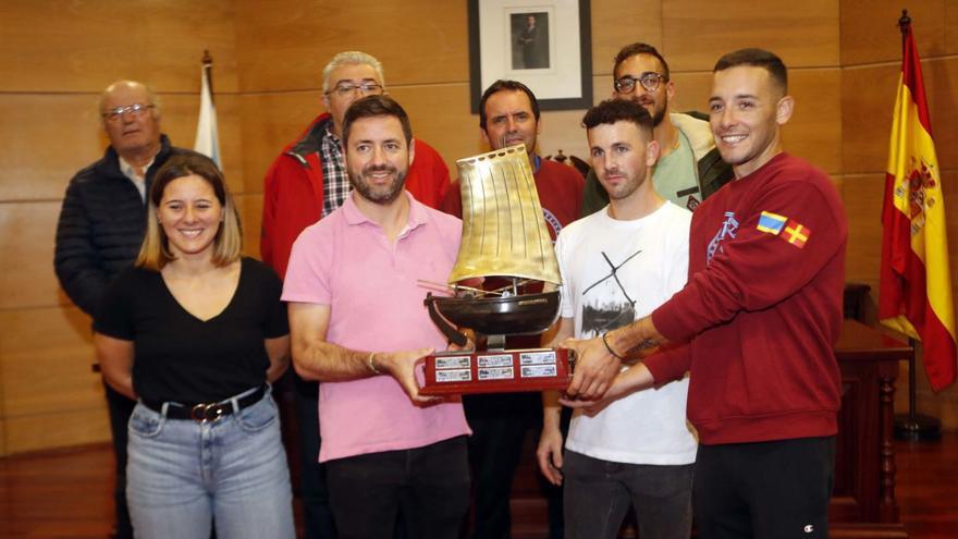 El acto protocolario de recepción y
custodia del trofeo correspondiente al 
Desafío Arousa de Dornas a Remo.   | //  NOÉ PARGA