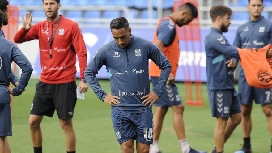 Varios momentos del entrenamiento que realizó el Tenerife ayer en el Heliodoro, con Sampedro animando a Héctor, Víctor Moreno observando la sesión y Suso Santana y Cristo Marrero cabizbajos.