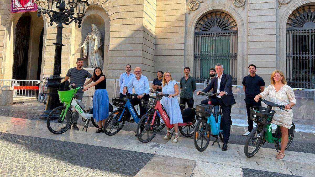 Las siete empresas privadas que operan en la capital catalana se alían con la oposición para reclamar dos años más de licencia