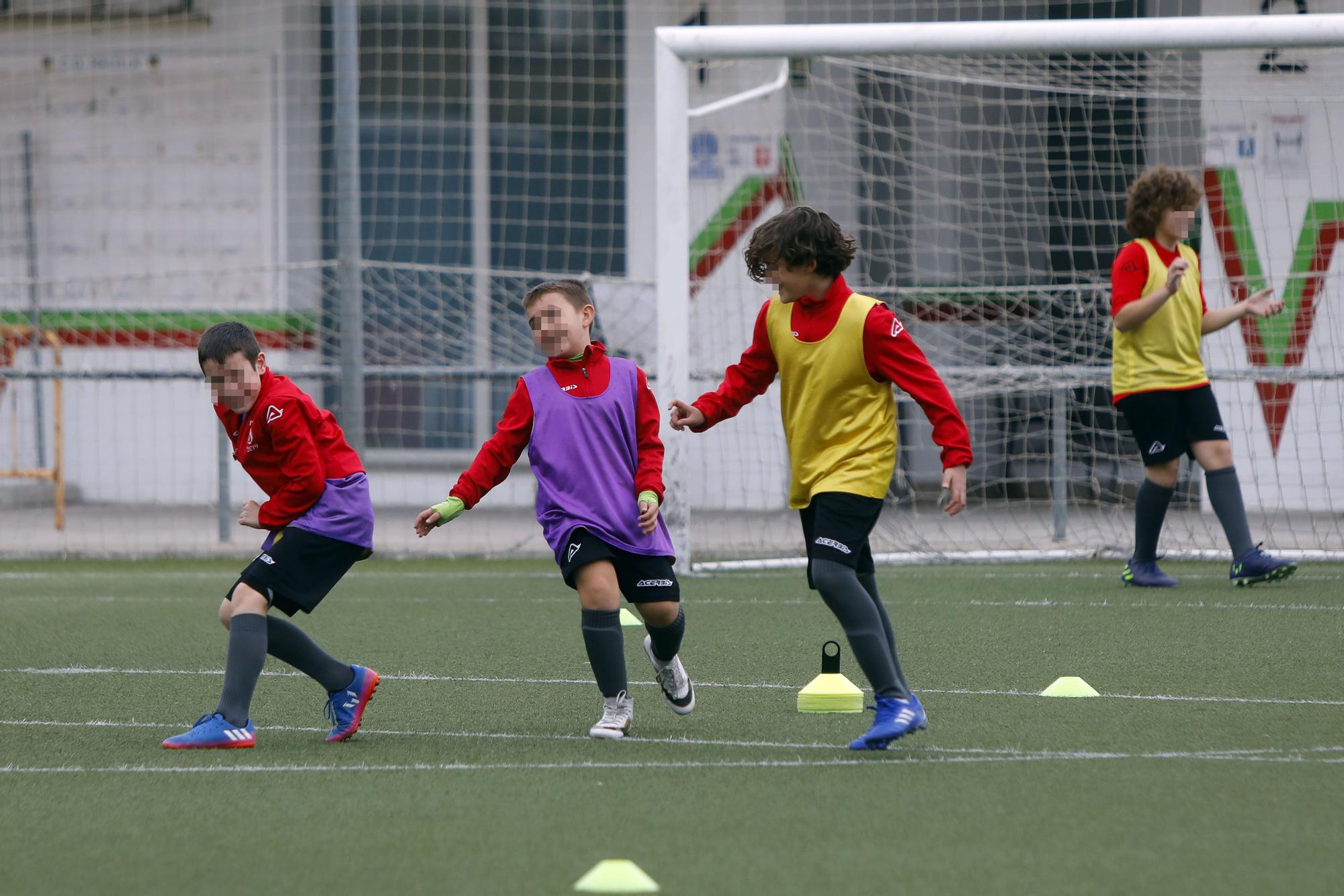 Los niños vuelven a entrenar después de las restricciones