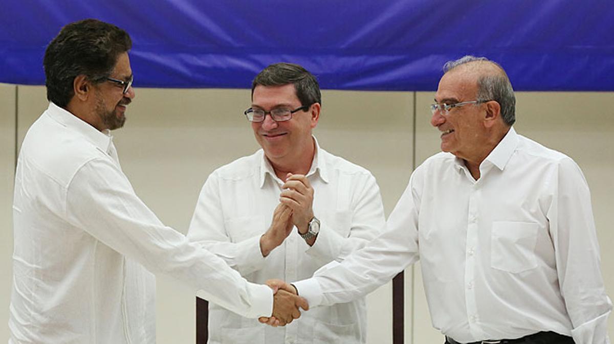 Colòmbia firma un històric acord de pau amb les FARC.