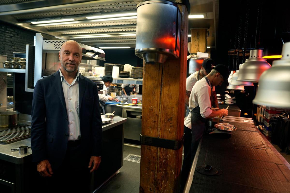 Armando del Rey, en la vanguardista cocina del Corral de la Morería.