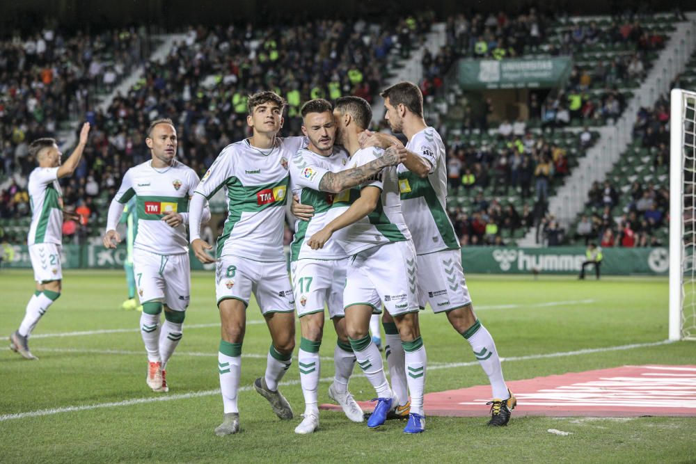 El Elche rompe el maleficio, vuelve a ganar en el Martínez Valero y recupera el olfato realizador en un partido más efectivo que brillante