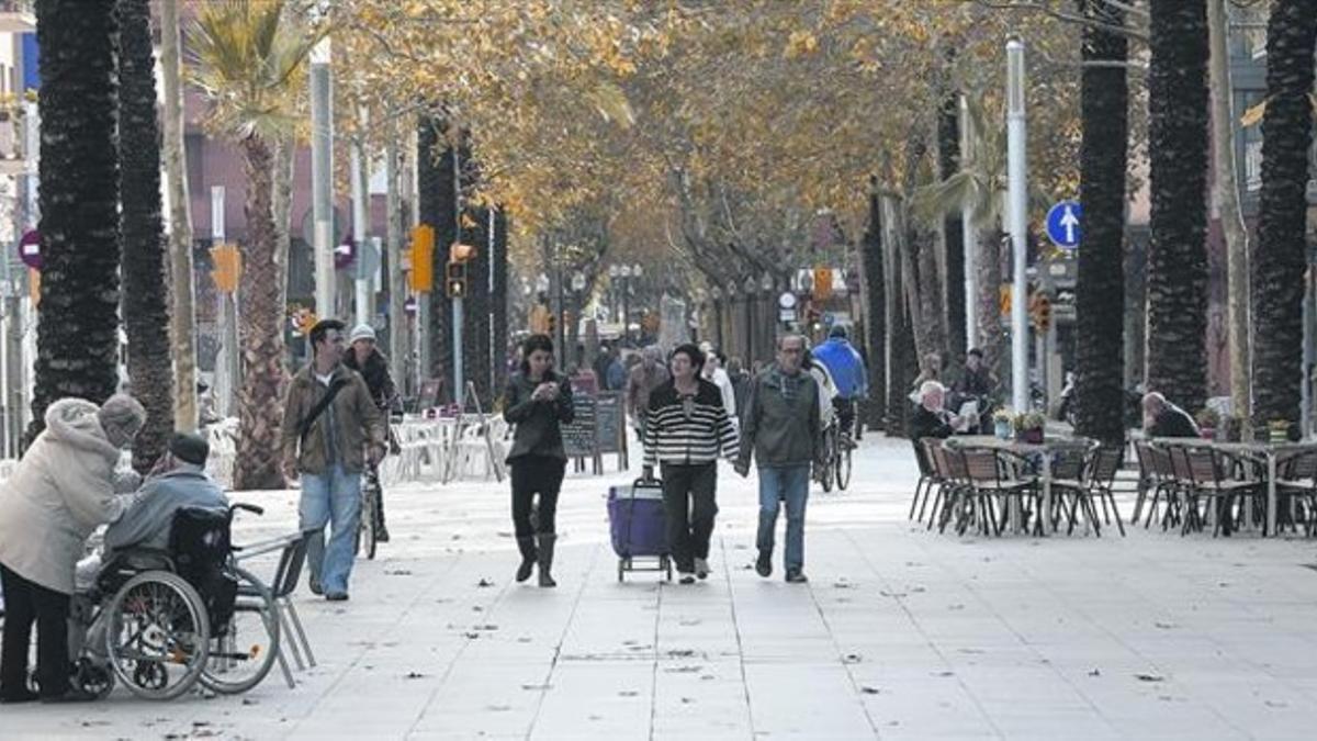 Aspecto que presentaba la rambla del Poblenou ayer por la mañana, en un tramo en el que todavía persisten las polémicas baldosas.