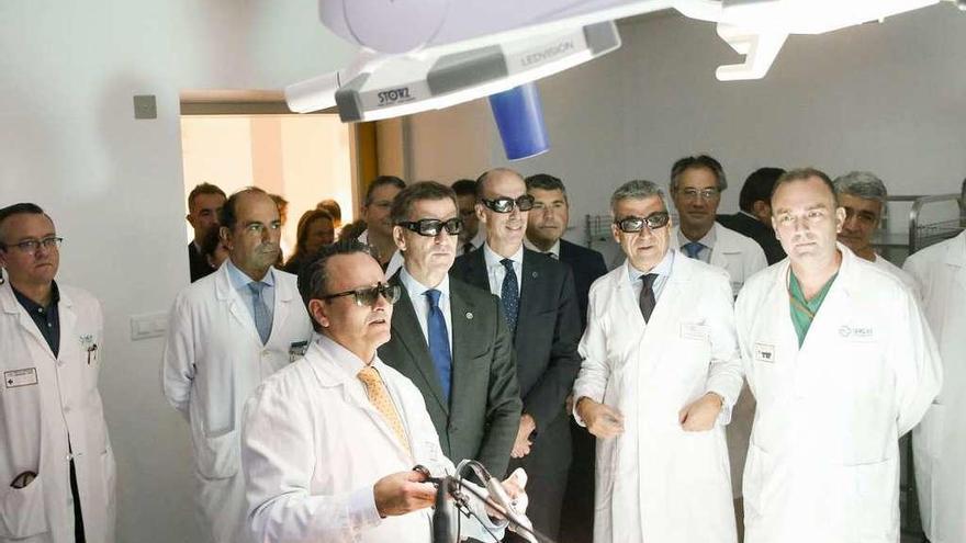 Núñez Feijóo y Vázquez Almuíña, durante una simulación en uno de los nuevos quirófanos del Chuac.