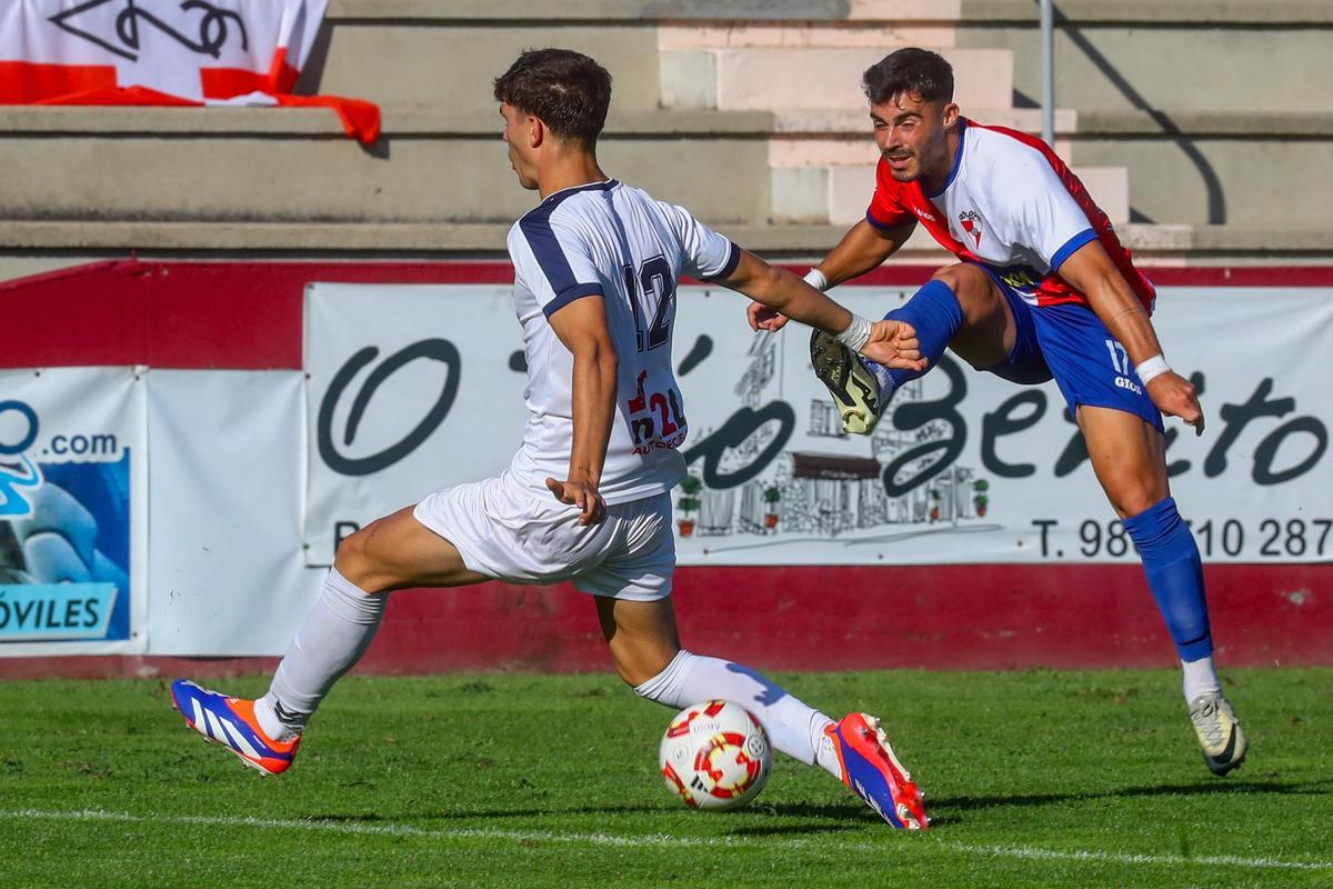 Una acción del duelo entre vilagarcianos y lucenses que abrió la presente temporada en A Lomba.