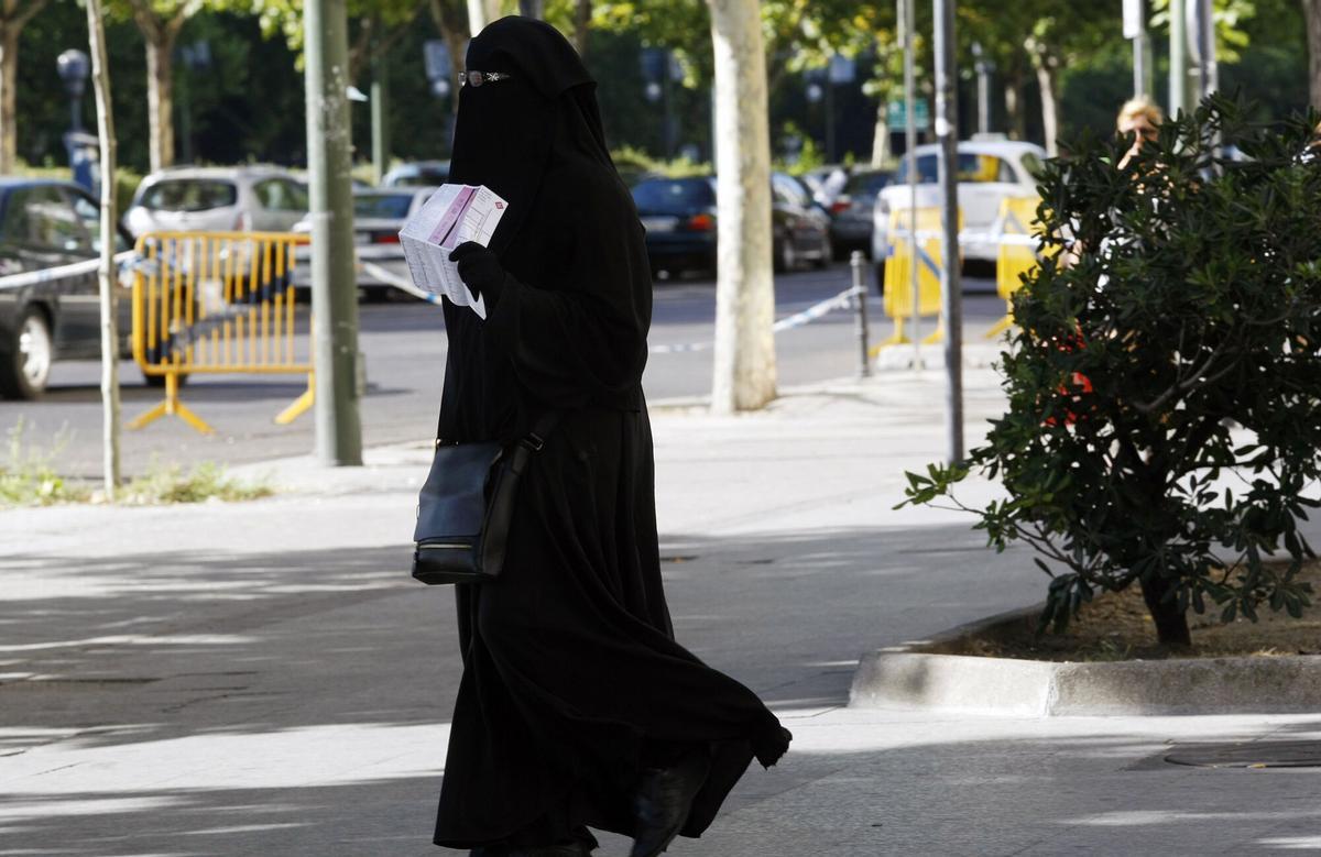 MADRID 18/07/2011 SOCIEDAD una mujer vestida con el niqab esta en la Plaza de Castilla de Madrid imagen David Castro