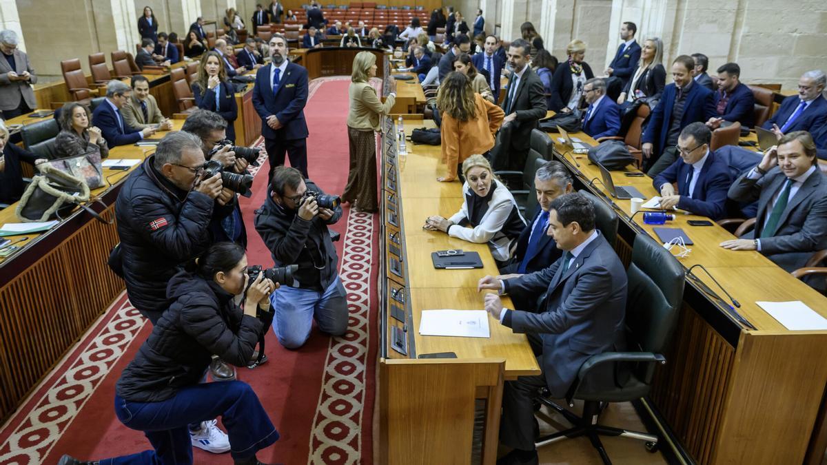 El presidente de la Junta de Andalucía, Juanma Moreno, a su llegada al Parlamento autonómico.