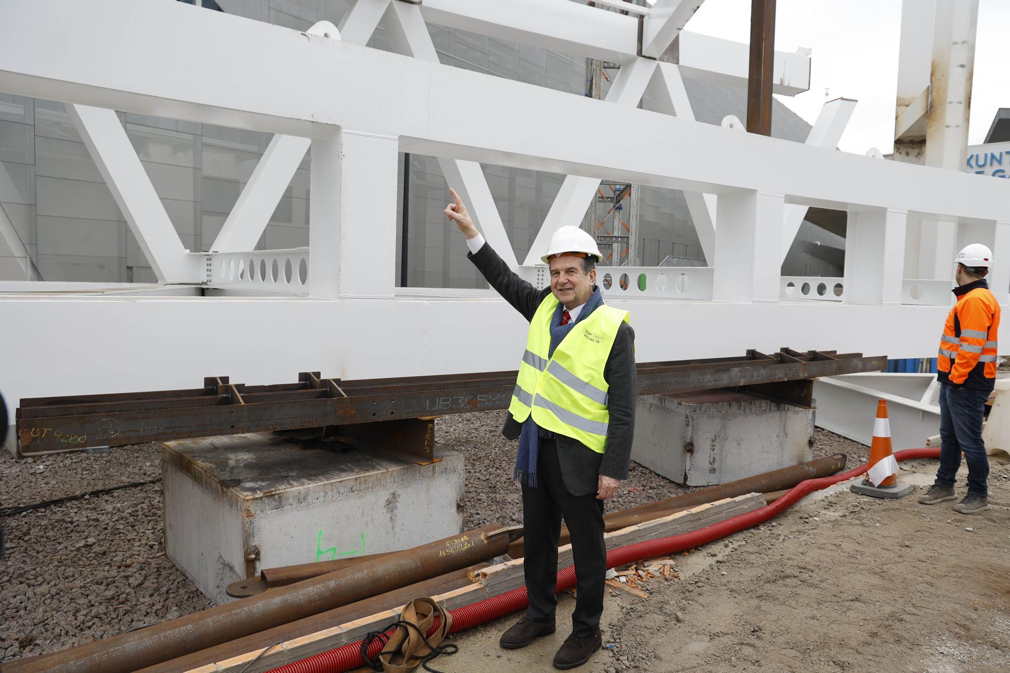 Así avanza el izado del ascensor HALO con su primer segmento