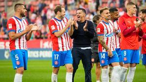 Los jugadores del Girona celebran la victoria con el entrenador, Míchel, tras el partido de Liga en Primera División entre el Girona FC - UD Almería, este domingo en el estadio municipal de Montilivi. EFE/David Borrat