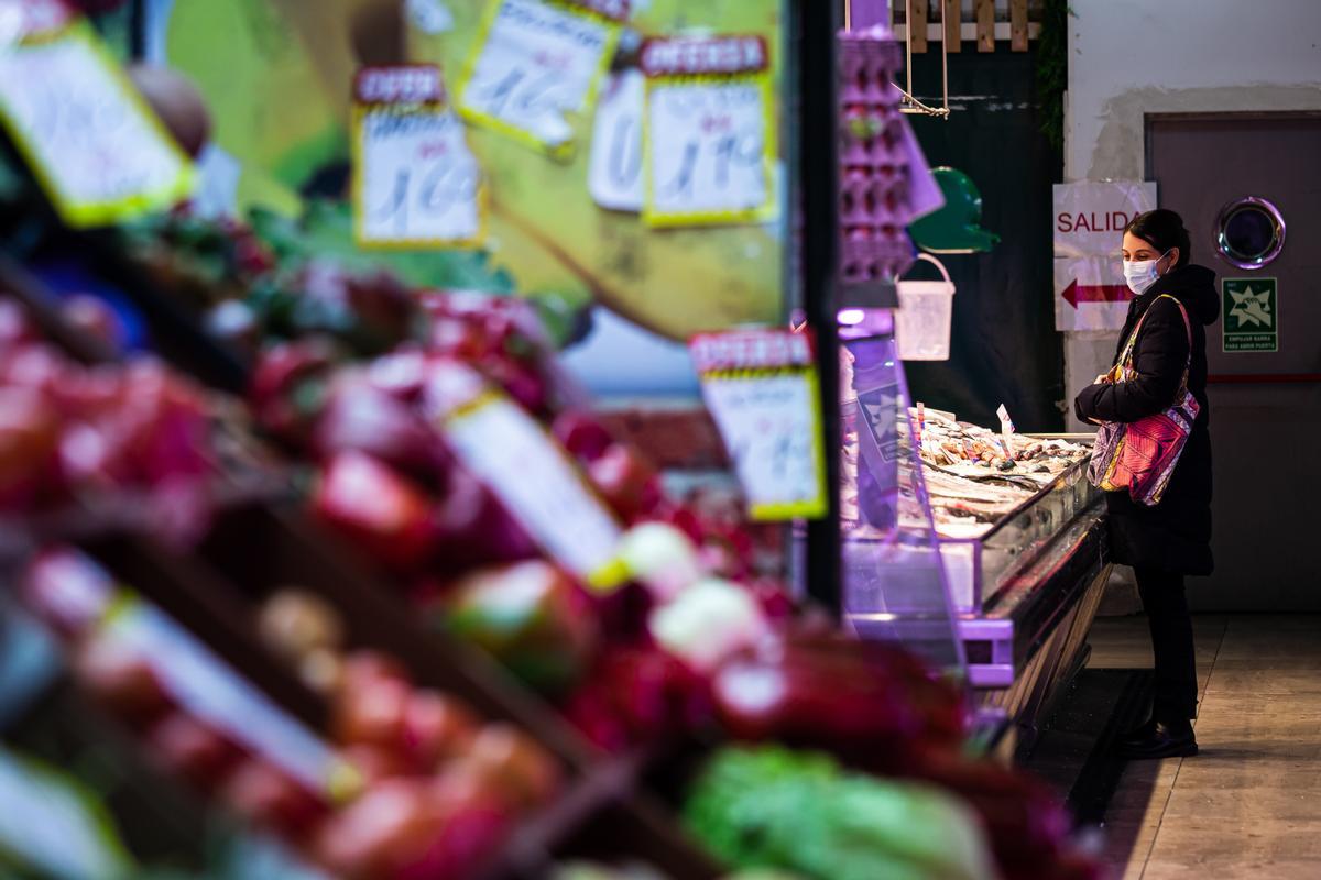 Una clienta compra en el Mercado de Maravillas de Madrid.