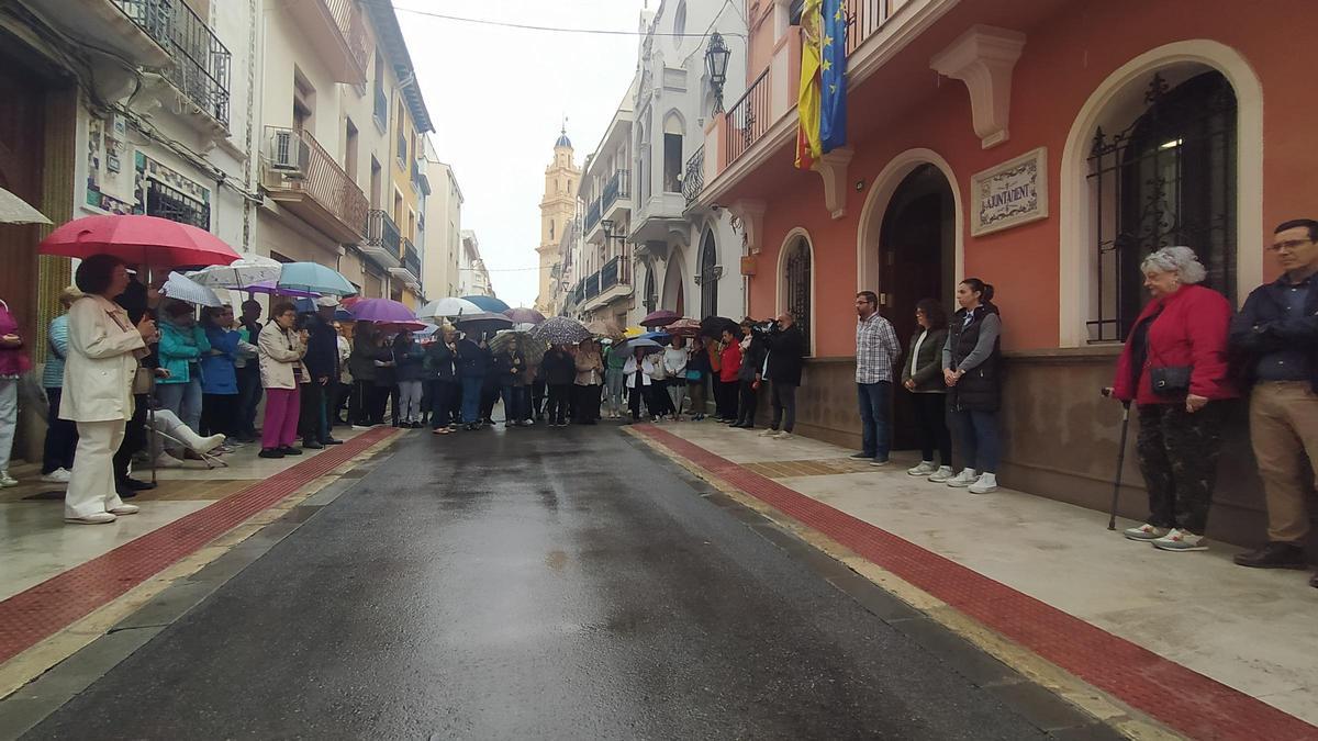 Concentración ante el Ayuntamiento de Bellreguard en memoria de Rosa del Carmen.