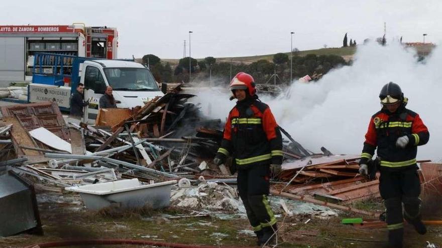 Susto en el barrio de san Isidro por la quema de escombros en un solar privado