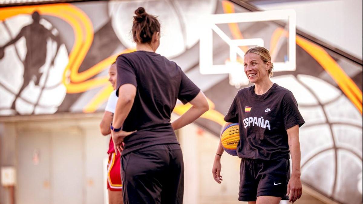 Sandra Ygueravide, con las jugadoras en un entrenamiento en L'Alqueria del Basket.