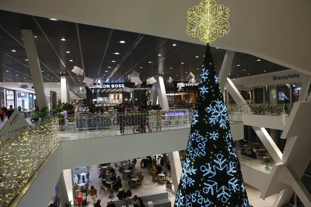 Árbol de Navidad en el interior de Vialia