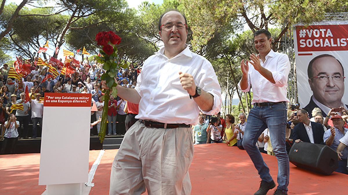 El líder socialista es posa a ballar amb Miquel Iceta al finalitzar un acte de campanya a Gavà.