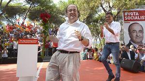 El líder socialista es posa a ballar amb Miquel Iceta al finalitzar un acte de campanya a Gavà.