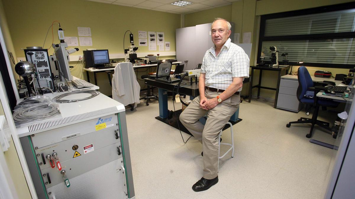 Fernando Rull, catedrático de Mineralogía de la Universidad de Valladolid, en la sala de prototipos.