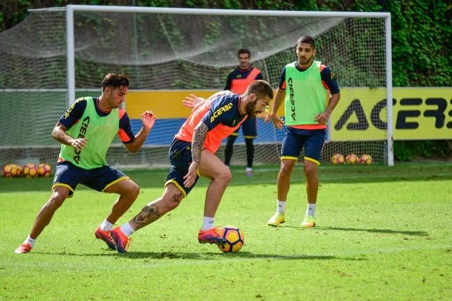 Entrenamiento de la UD Las Palmas en Barranco ...