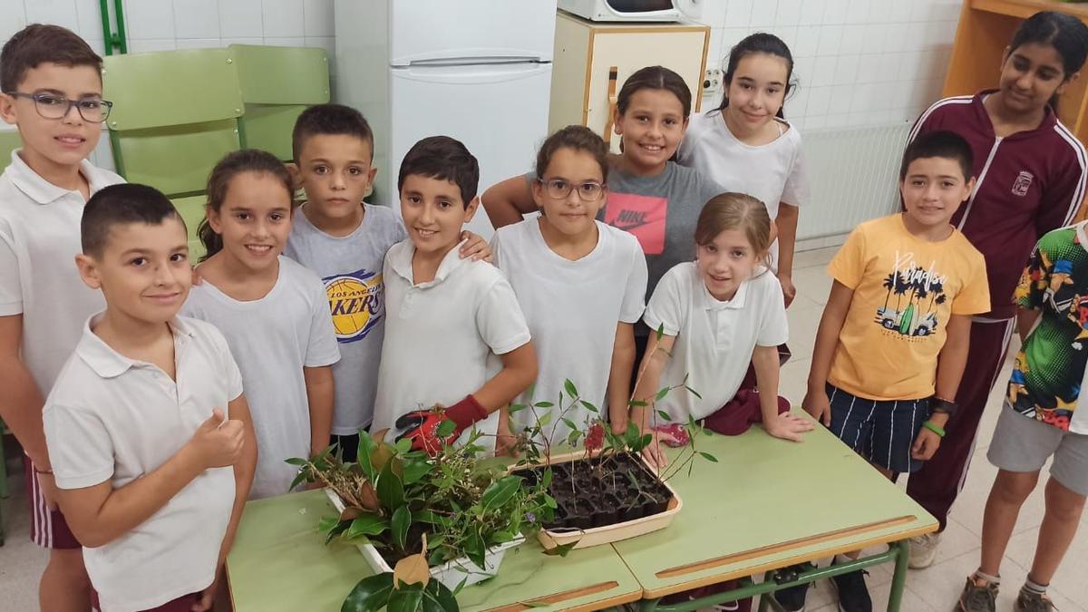 Alumnos del colegio Alfredo Gil, de Peñarroya-Pueblonuevo, centro con ecoescuela.