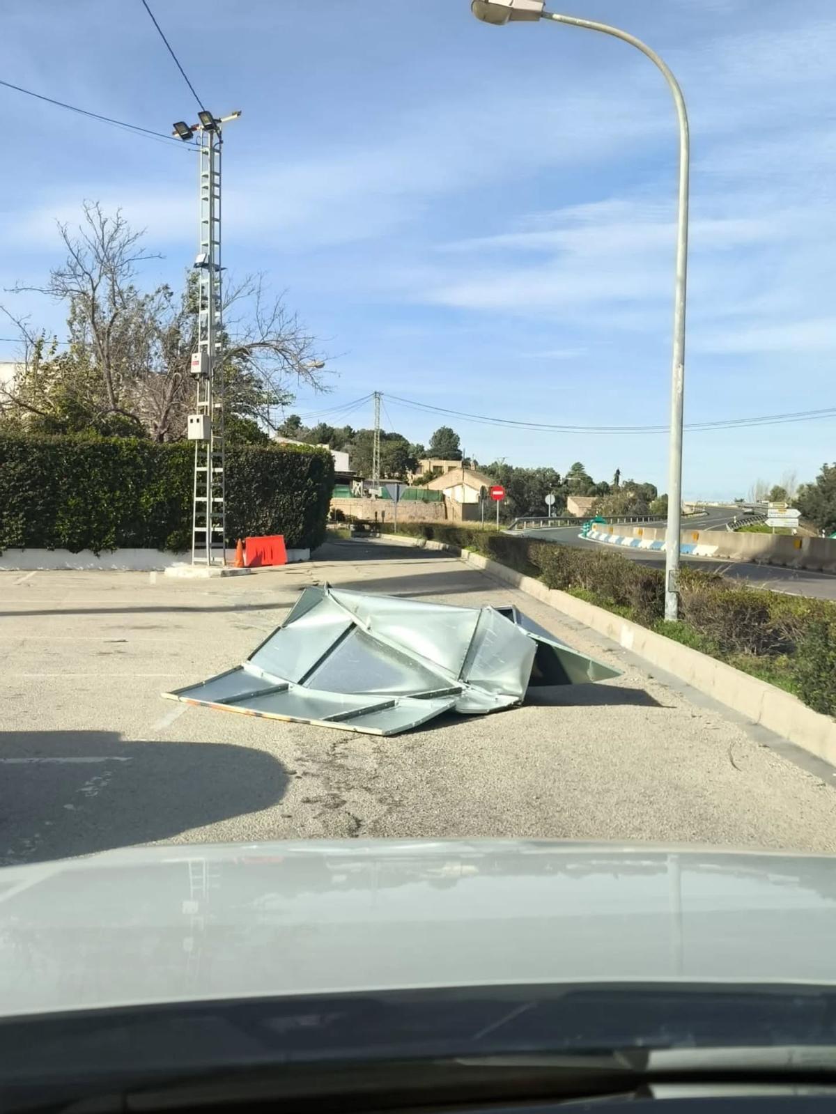 Parte del cartel depositado en el suelo.