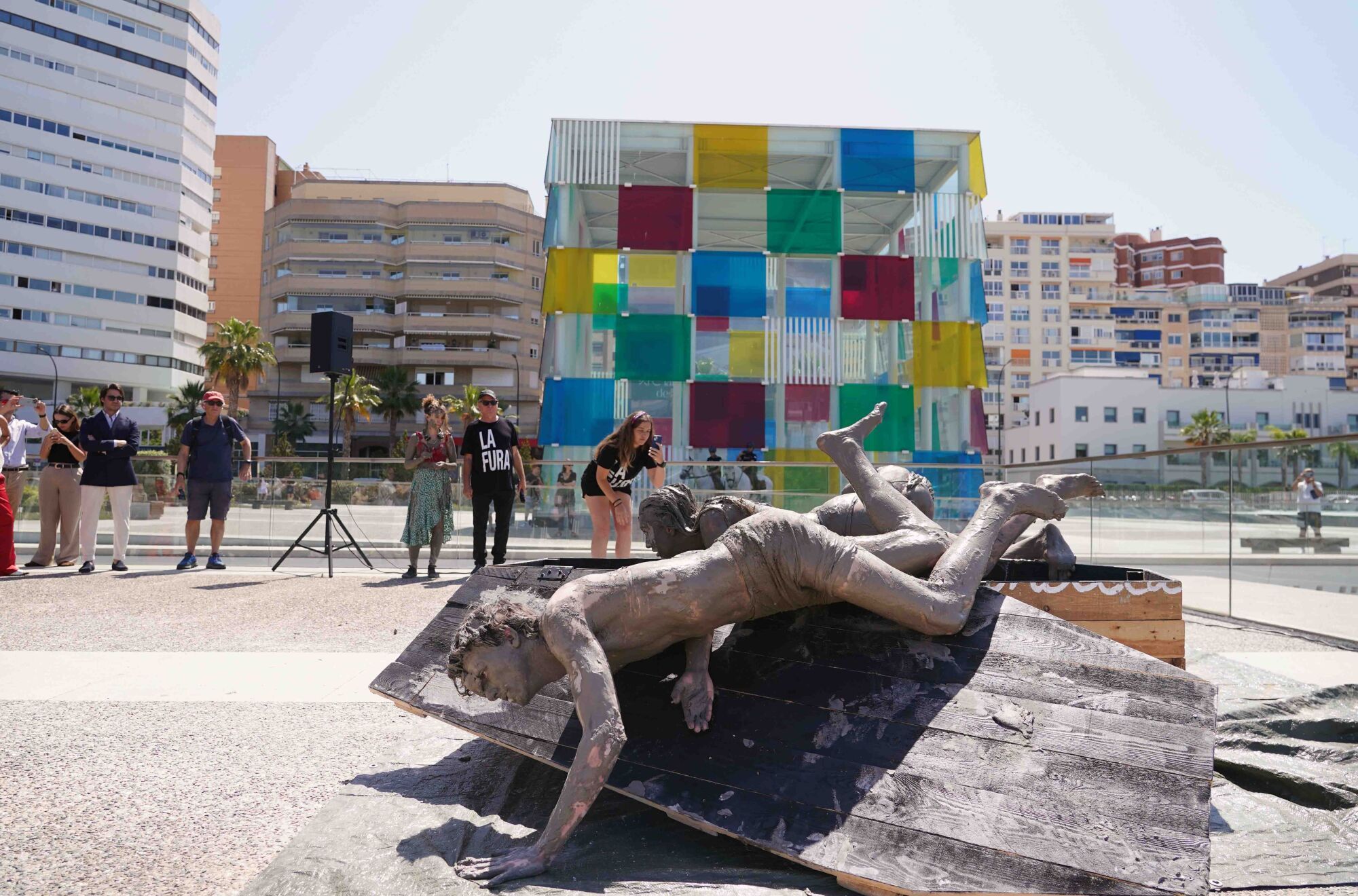 La compañía catalana está hasta este domingo en la capital con su obra ‘SONS: ser o no ser’, de la que este jueves representó un acto en el Muelle 1. 