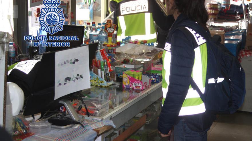 Los agentes inspeccionan el local de arrestado.